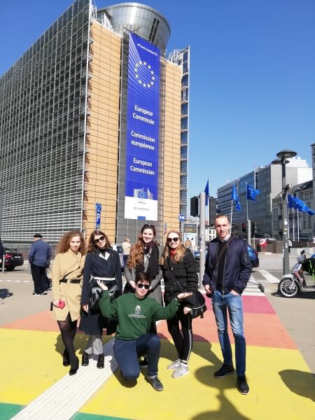 studenci przed budynkiem komisji europejskiej