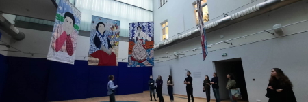 Studentki i studenci ISE obejrzeli wystawę „Wędrujące obrazy. Małgorzata Mirga-Tas”