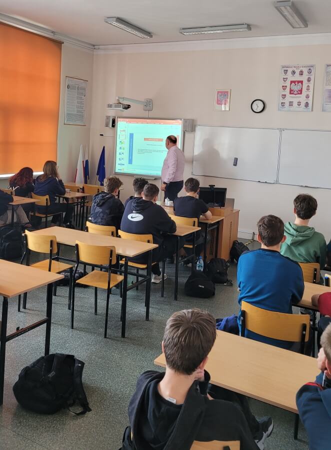Marcin Rebes prezentuje wykład uczniom IV liceum ogólnokształcącego w Krakowie 