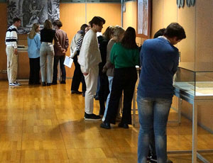 Studenci oglądają wystawę w Bibliotece Jagiellońskiej