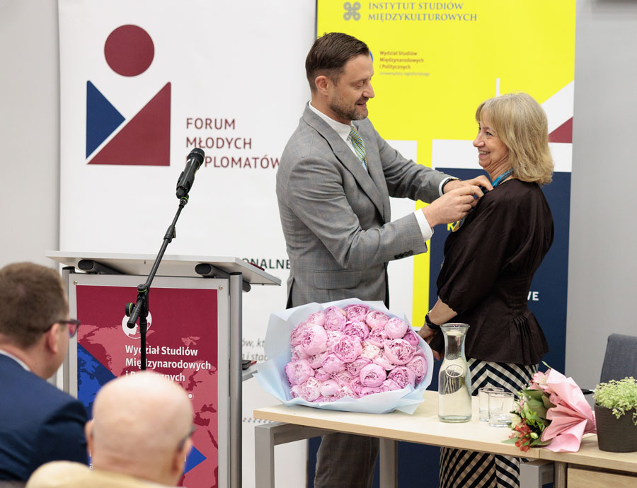 Dr hab. Bożena Gierat-Bieroń, prof. UJ, odznaczona za zasługi na polu kultury, edukacji i dyplomacji kulturalnej